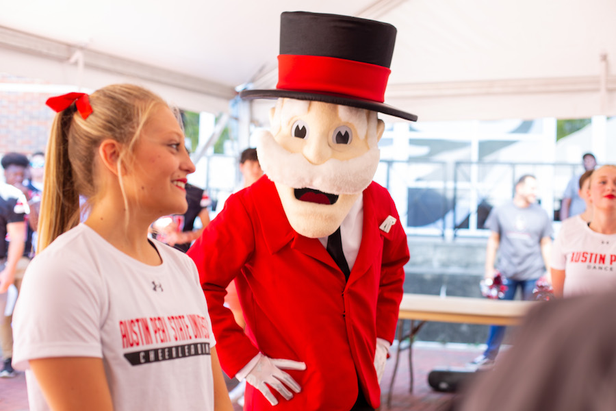 The Governor attracted hundreds of students to the UC plaza on Thursday for a pep rally with free t-shirts available for the first 1,000 students. Ally Shemwell | Intern