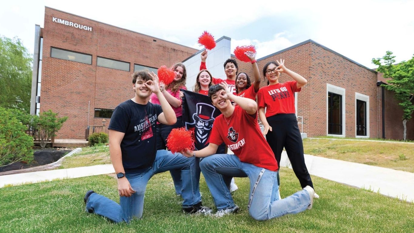 Students pose in front of Kimbrough Building