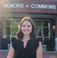 Picture of Autumn Davis in front of the Honors Commons