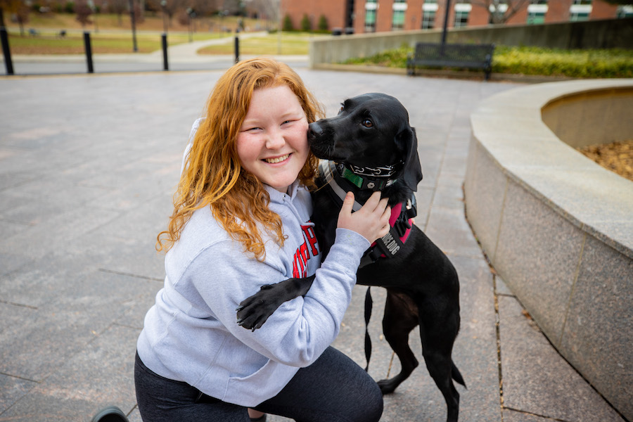 Meet Oakley the diabetic service dog who wears PPE to Austin Peay chemistry labs