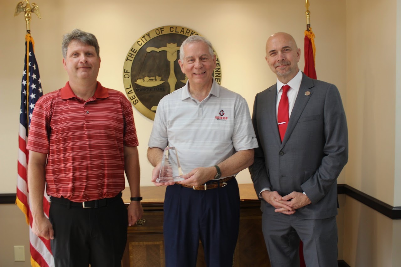 Clarksville Mayor Joe Pitts receives a Distinguished Alumni Award.