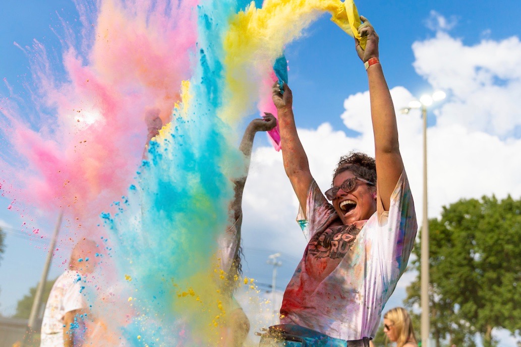 Student throws color packet at color run