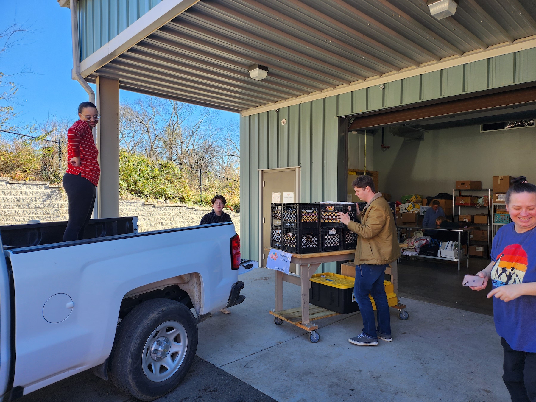 Community Engagement and Sustainability volunteers bring excess food from Manna Cafe Ministries to Loaves and Fishes.