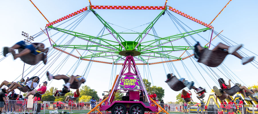 Cyclone swing carnival ride